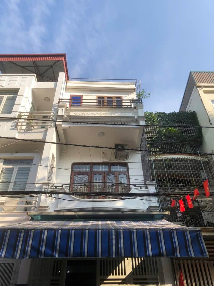 Nhà 2,5 tầng phường Ngọc Trạo 63m² giá 5 tỷ - Vị trí gần sân vận động