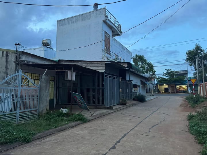 Đất gần trường Nguyễn Văn Trỗi, Krông Năng 80m² giá 1.9 tỷ - Sẵn nhà cấp 4 vào ở ngay!