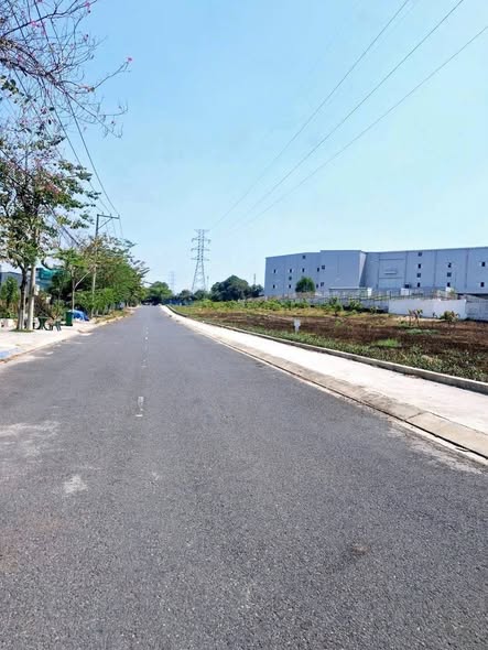 Đất thổ cư Long Bình 76m² giá 2.4 tỷ - Sổ riêng, xây dựng tự do!