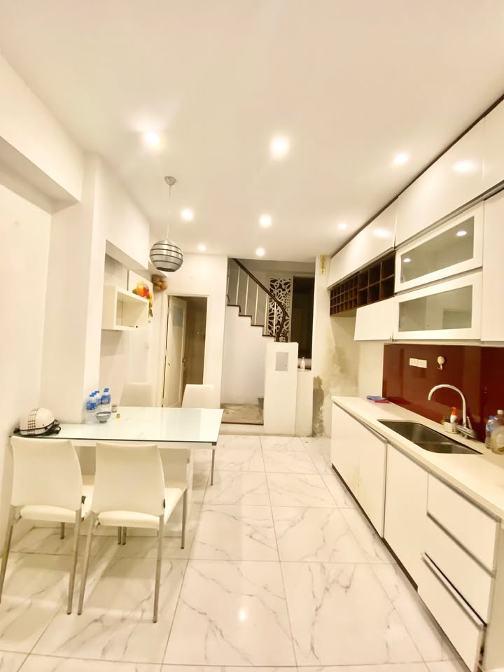 Cho thuê nhà 5 tầng ngõ 20 Hai Bà Trưng, Hoàn Kiếm 20m² - Khu dân trí cao, giá chỉ 10 triệu!