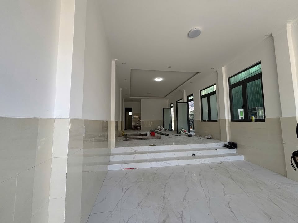 Cho thuê mặt bằng tầng trệt mặt tiền đường Vòng Lâm Viên 100m² - Kinh doanh thuận lợi!