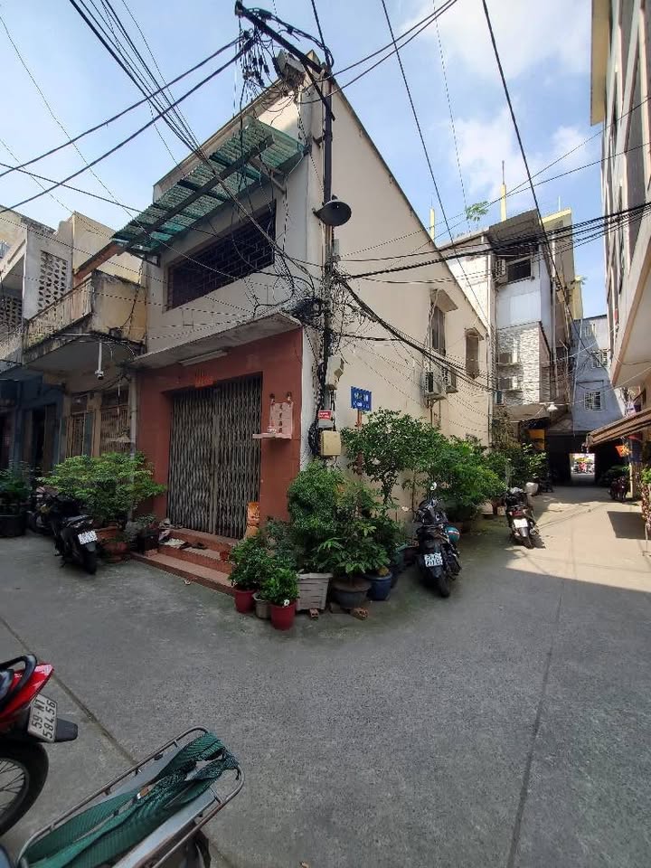 Nhà lô góc Lê Quang Sung 43m² giá 6 tỷ - Không gian thoáng mát gần Bến xe Chợ Lớn!