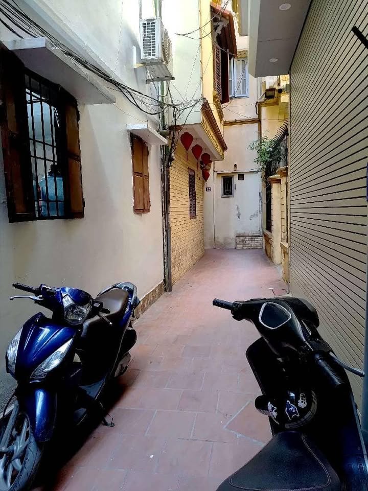 Nhà bán Phúc Xá 12m² giá 1.1 tỷ - Đất xen kẹt, giao thông thuận tiện!