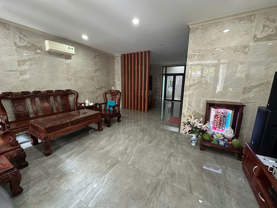Cho thuê văn phòng 102m² tại Khu đô thị Vạn Phúc - Sang trọng, vào làm việc ngay!