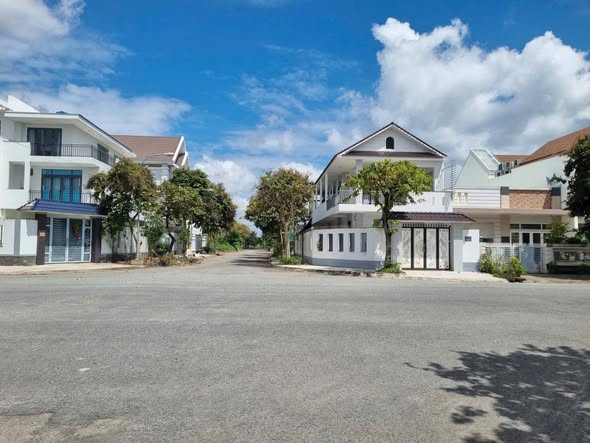 Nhà 1 trệt 2 lầu đường số 3 khu Sao Mai, Bến Tre 205m² giá 9.5 tỷ - Nhà 2 mặt tiền cực đẹp!