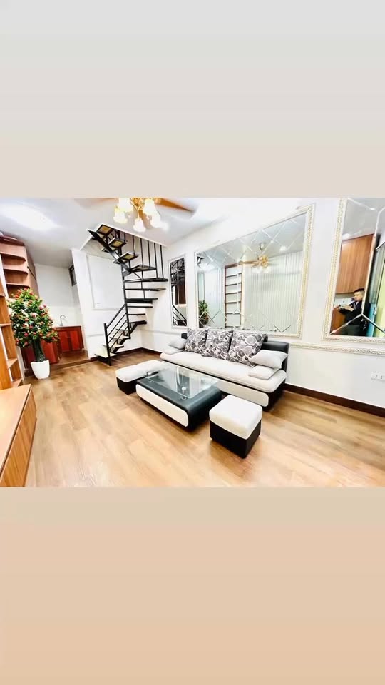 Nhà riêng Hoàng Mai 28m² giá 2 tỷ - Full nội thất, gần ô tô tiện lợi!