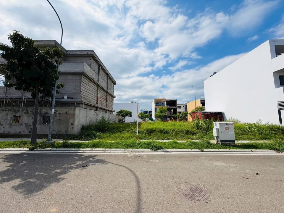 Đất nền Vĩnh Thái Nha Trang 100m² giá 5.7 tỷ - Hai mặt tiền thoáng đãng!