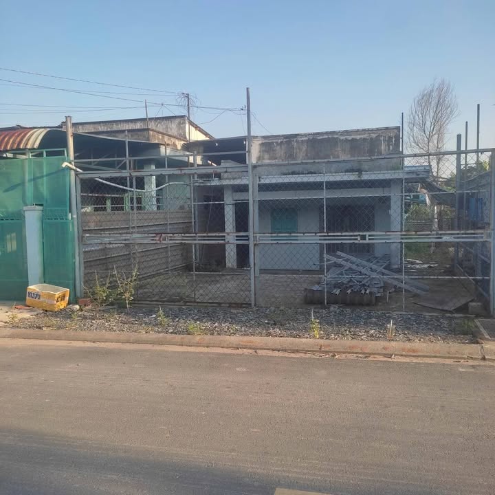 Nhà mặt tiền đường Nguyễn Thị Ly Xuân Thới Sơn 200m² giá 5.2 tỷ - Cơ hội đầu tư hấp dẫn!