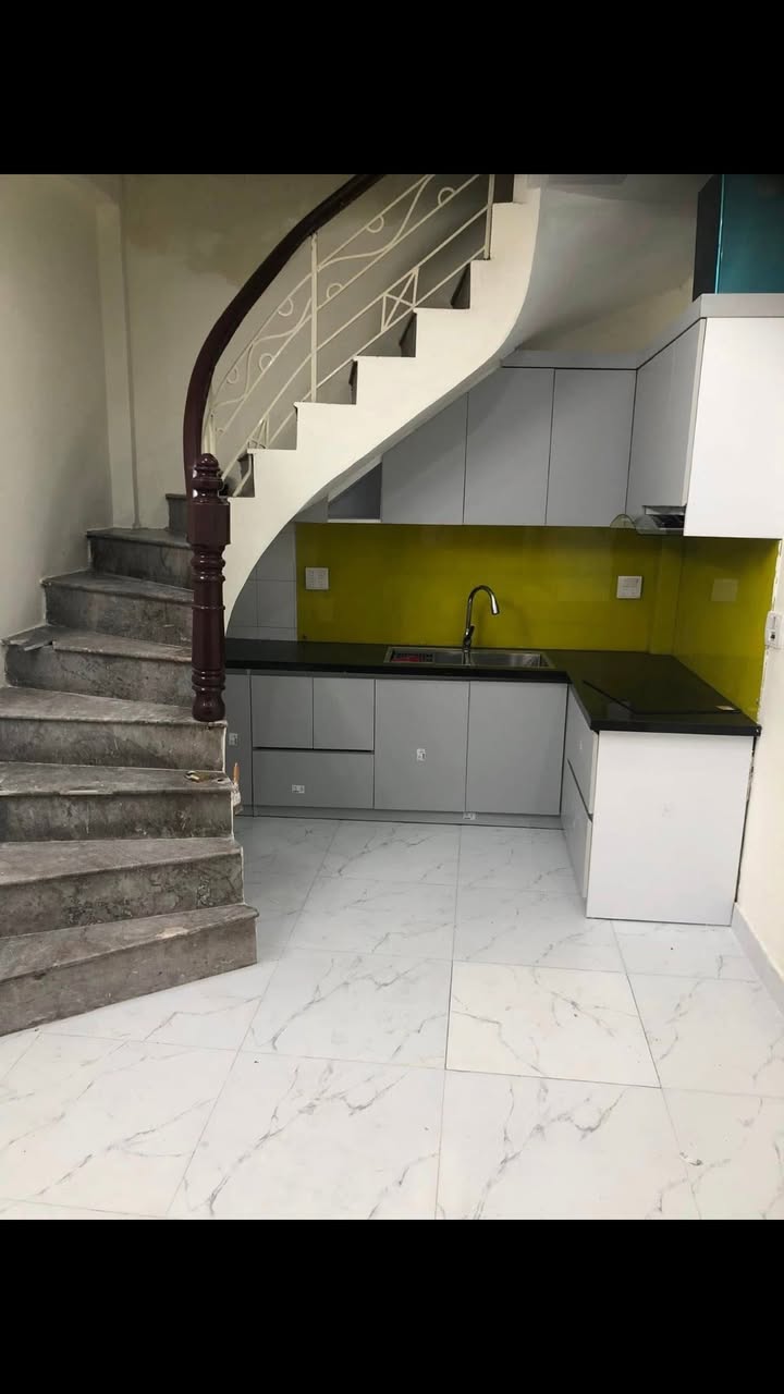 Nhà nguyên căn cho thuê tại ngõ 73 Nguyễn Lương Bằng, Đống Đa, 100m² - Phù hợp cho hộ gia đình!