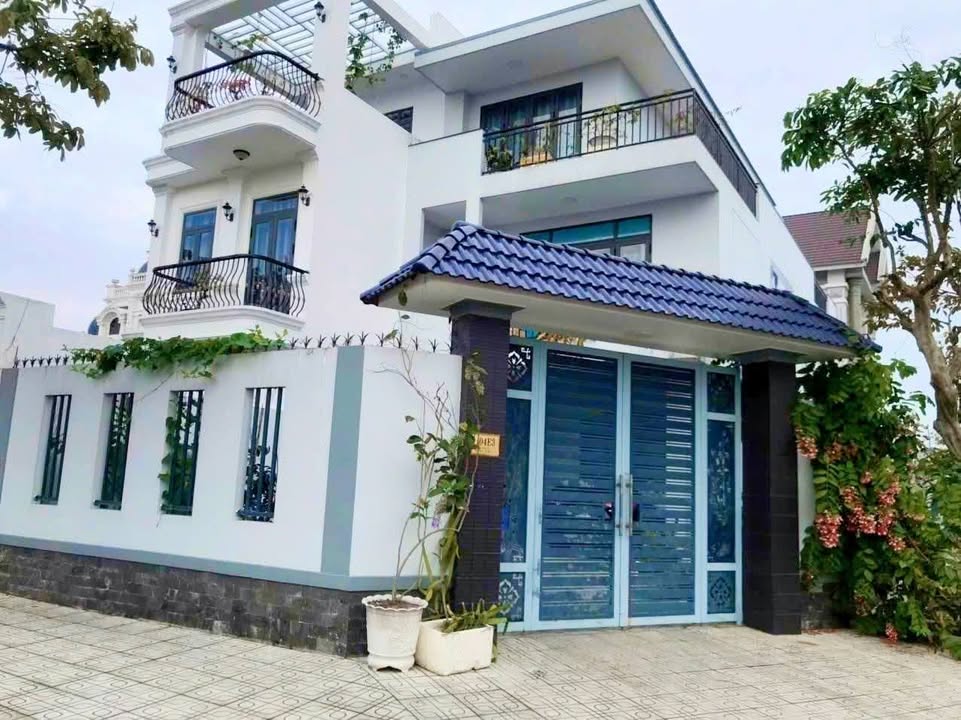 Nhà 1 trệt 2 lầu đường số 3 Khu Sao Mai Bến Tre 205m² giá 9.5 tỷ - Cần bán gấp!