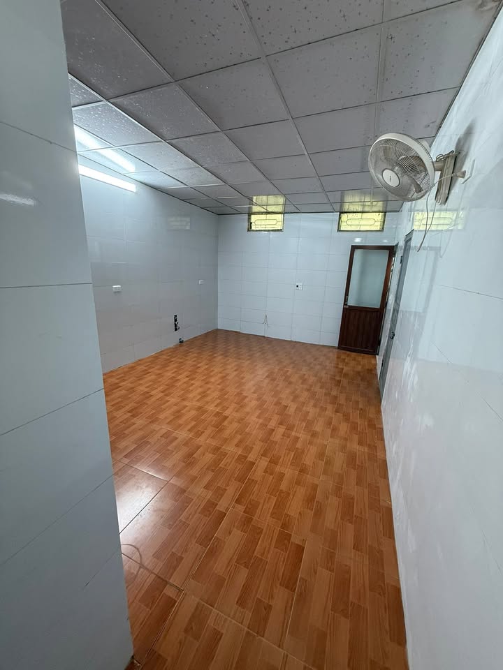 Nhà cho thuê tầng 1 tại đường Lạc Long Quân, Hòa Bình - Tiện nghi đầy đủ, giá thỏa thuận!