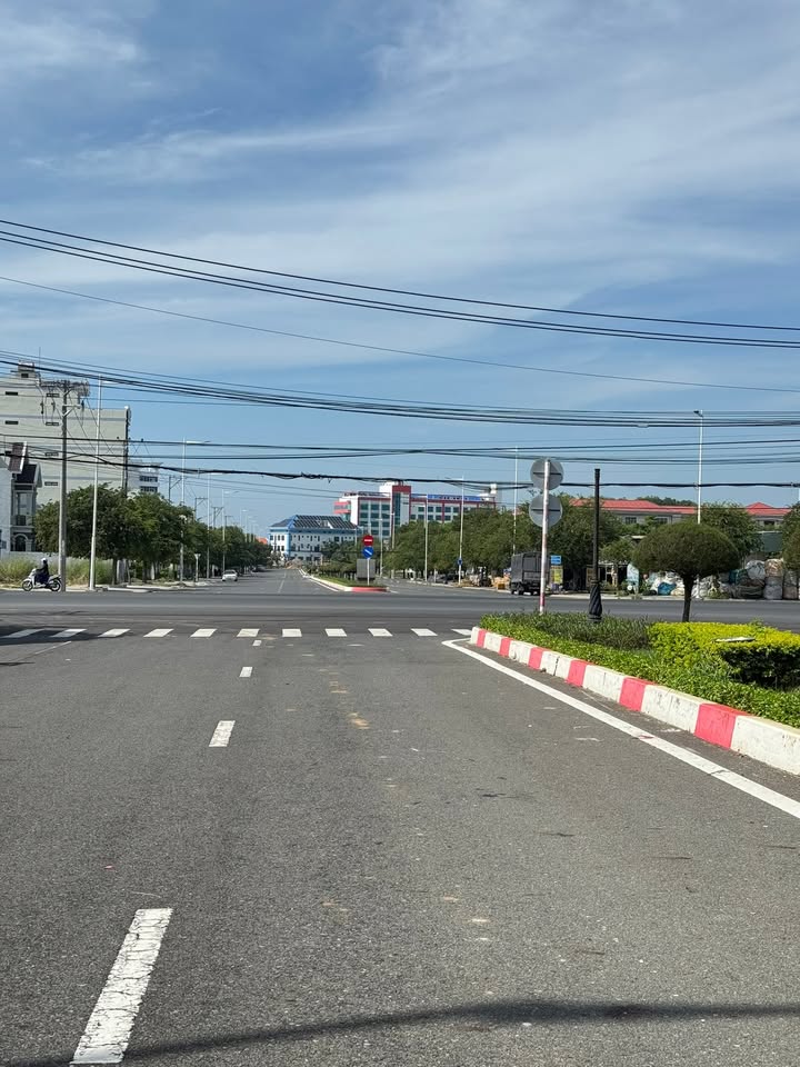 Đất nền 200m² đường Nguyễn Chí Thanh, Long Hải - Giá chỉ 6.9 tỷ, đầu tư sinh lời cao!