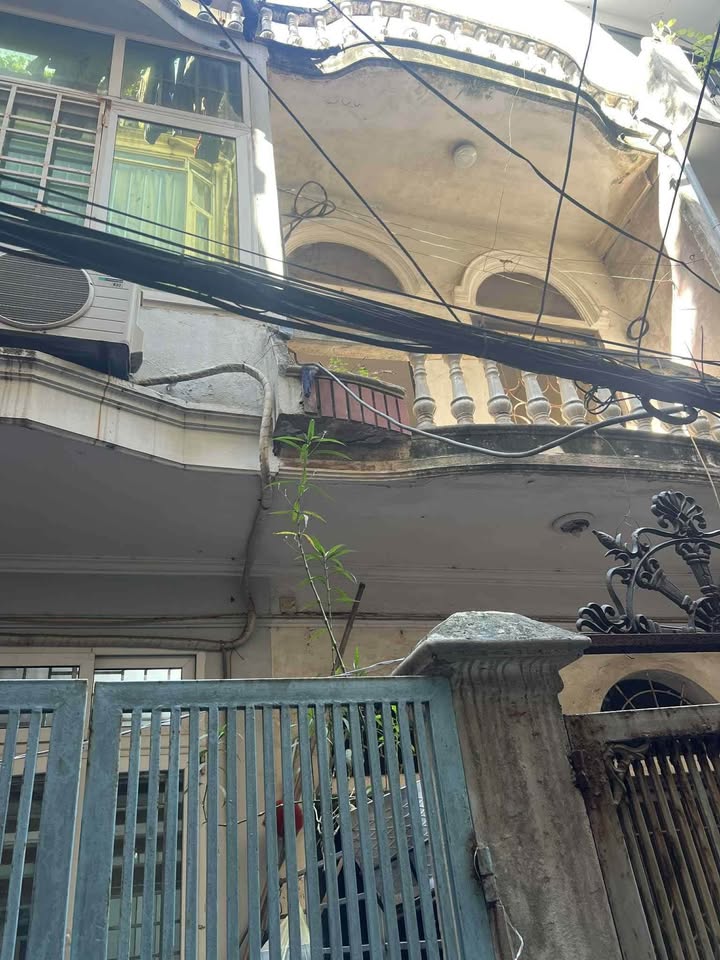 Nhà 3 tầng ngõ 221 Hoàng Hoa Thám 36m² giá 7.9 tỷ - Bán đất tặng nhà, giấy phép xây dựng 5 tầng!