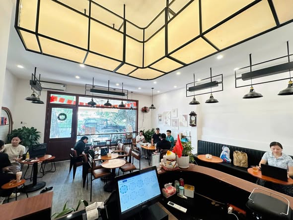 Quán cà phê mặt đường Lạc Long Quân, Tây Hồ, 70m² giá 120 triệu - Thiết kế đẹp, sẵn sàng kinh doanh!