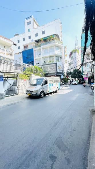 Nhà phố 5 tầng mặt tiền hẻm lớn, Quận 10 - 18 tỷ, kinh doanh hiệu quả!