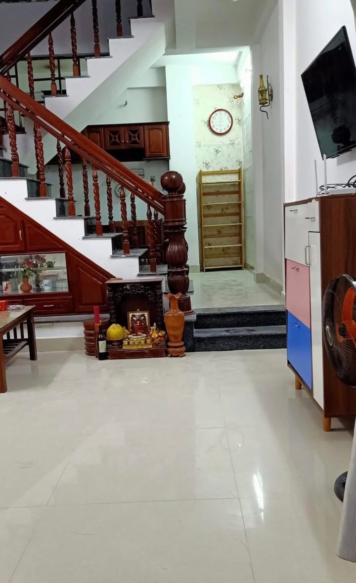 Nhà nguyên căn hẻm 33 Lê Lợi, Quảng Ngãi 2PN giá 3.5 triệu - Full nội thất, sân trước mát mẻ!