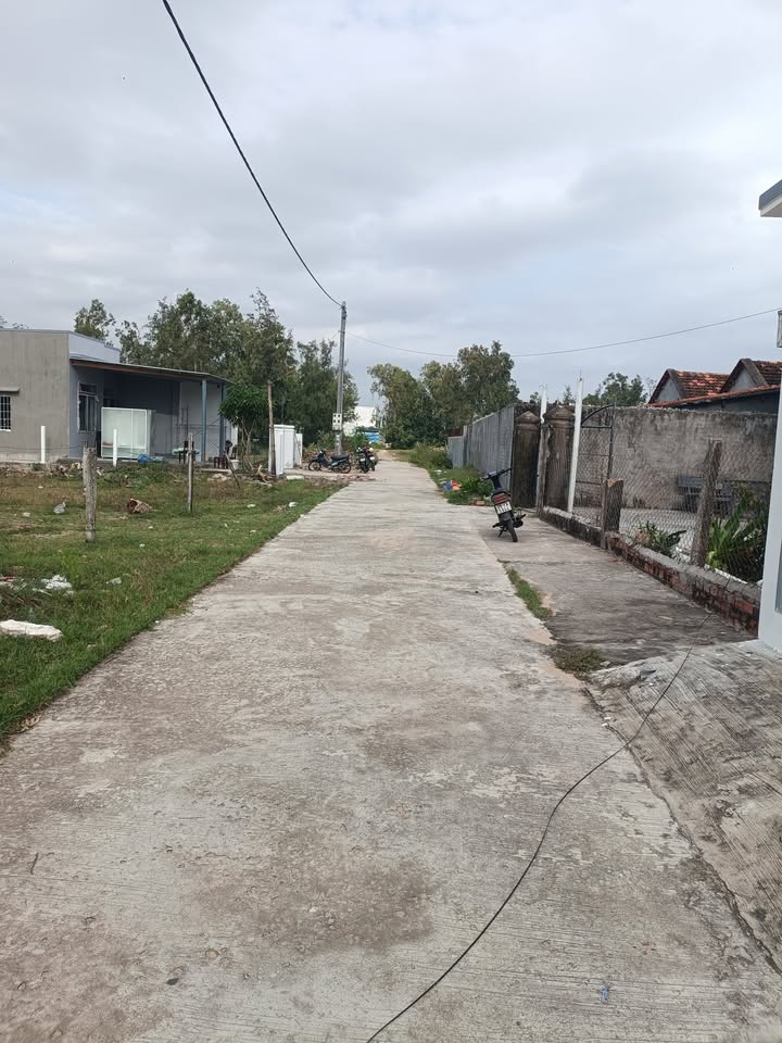 Đất nền ven biển Hòa Hiệp 180m² giá 950 triệu - Tiềm năng sinh lời cao!