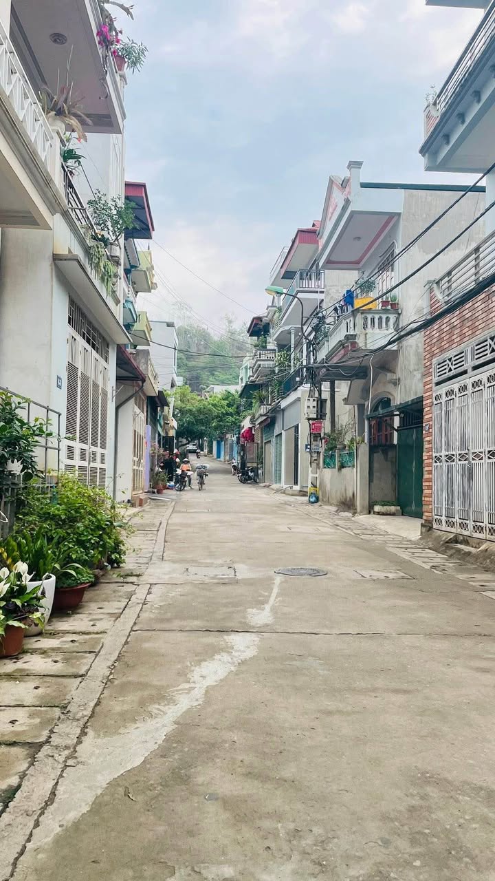 Nhà 2 tầng tổ 15 Quyết Thắng TP Sơn La 104m² giá 2 tỷ - Thiết kế hiện đại, hướng Tây Nam!