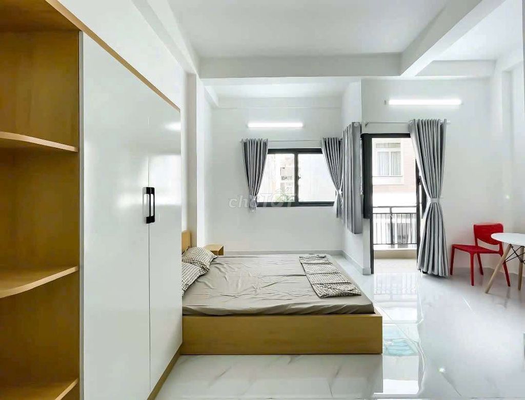 Studio ban công sát cầu Tân Thuận 30m² giá 4.2 triệu - Sẵn sàng ở ngay!