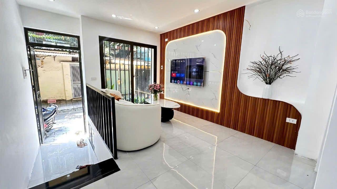 Căn hộ tập thể Nghĩa Tân 55m² giá 10 triệu - Ô tô đỗ cửa, kinh doanh sầm uất!