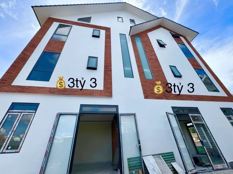 Nhà phố Đà Lạt 40m² giá 3.3 tỷ - Sổ đỏ chính chủ, gần chợ và trường học!