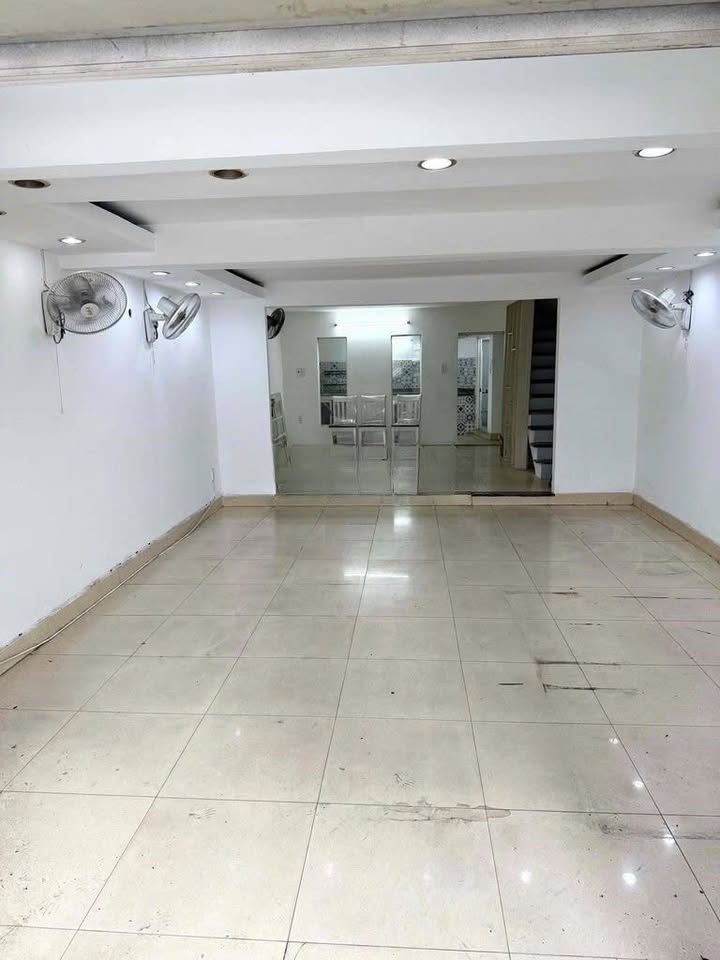 Nhà mặt tiền Lạc Long Quân, Q.11 diện tích 67.5m² - Giá thuê chỉ 22 triệu/tháng!