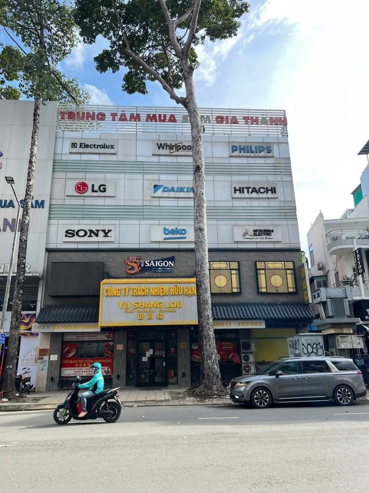 Tòa nhà mặt tiền Trần Hưng Đạo Quận 5 diện tích 600m² giá 300 triệu - Cơ hội vàng cho thuê!