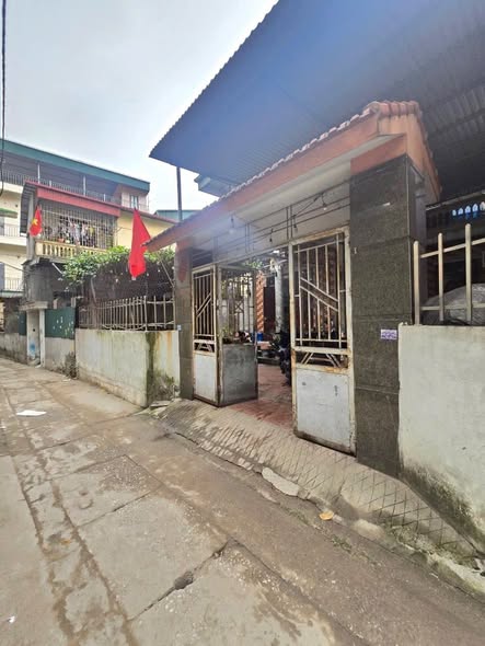 Nhà 2 tầng Liên Ninh 80m² giá 5.6 tỷ - Sổ đỏ chính chủ, tiện ích đầy đủ!