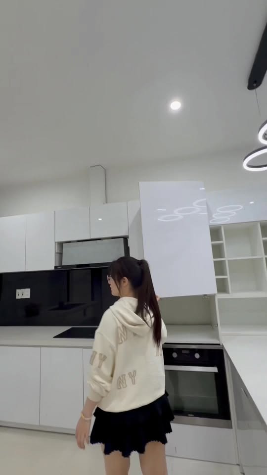 Nhà 3 tầng mặt tiền Bàu Năng 1, 180m² giá 1 tỷ - Hồ bơi, gara ô tô tiện nghi!