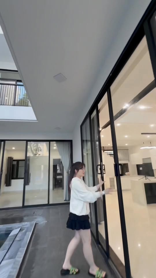 Nhà 3 tầng mặt tiền đẹp tại Bàu Năng 1, Hòa Minh, 180m² giá 1 tỷ - Có hồ bơi và gara riêng!