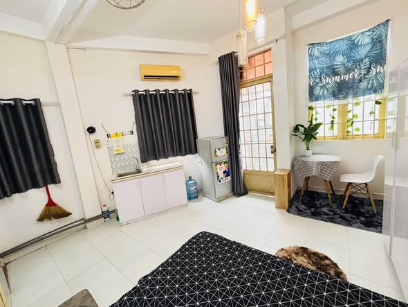 Căn hộ cho thuê 571 CMT8, Quận 10 - Giá chỉ 4.8 triệu, Ban công thoáng mát!