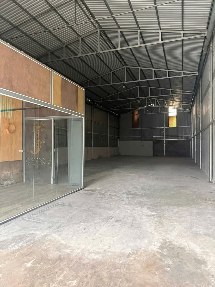 Kho xưởng cho thuê KDC Vietsing VSIP 1, Thuận An 300m² giá 17 triệu - Có sẵn văn phòng!