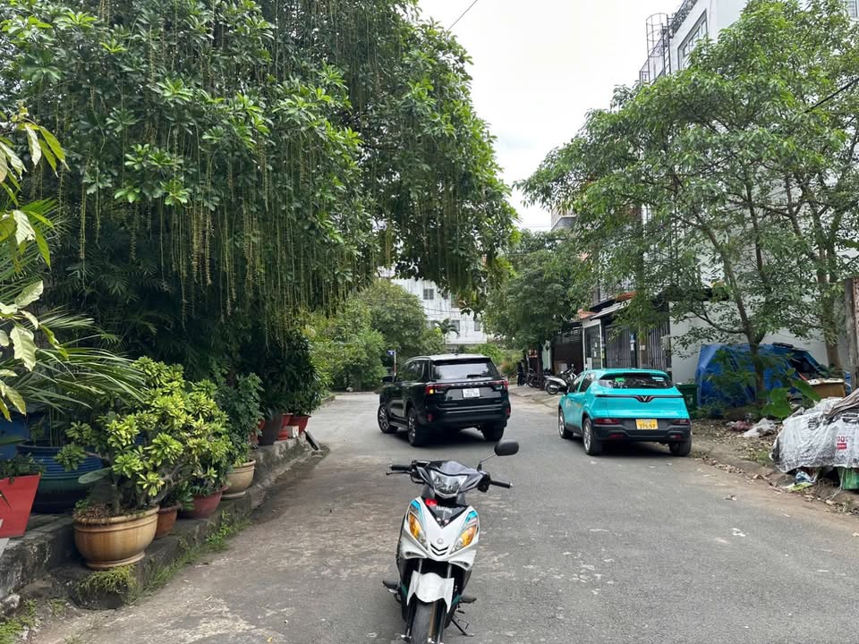 Nhà phố Thủ Đức 450m² giá 18.8 tỷ - View công viên, thang máy sang trọng!