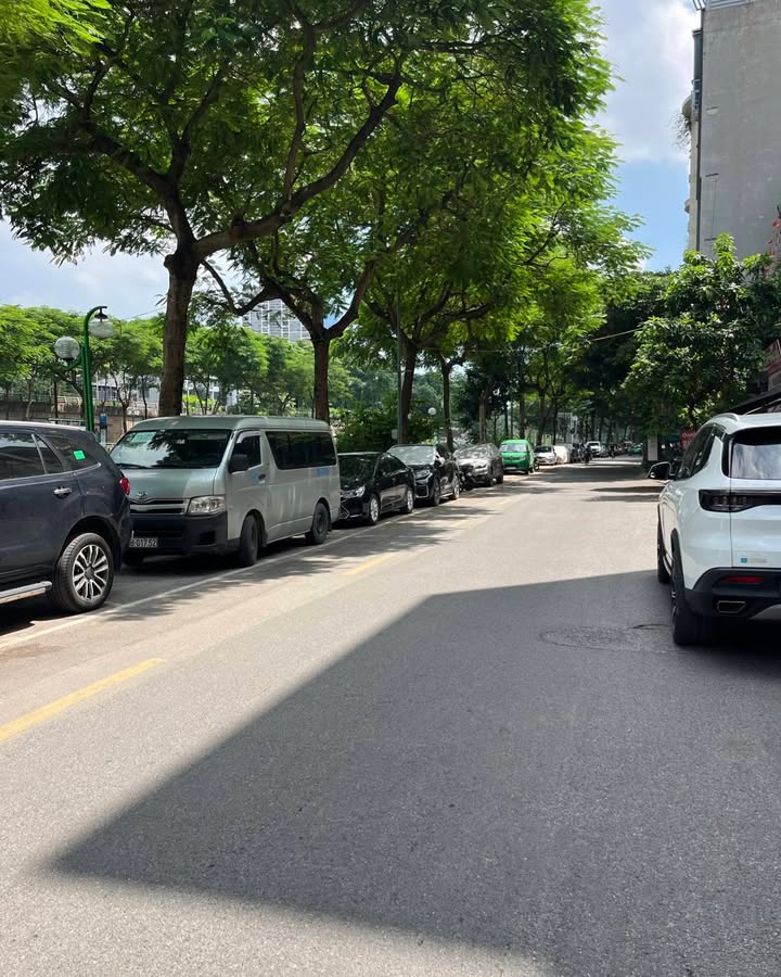 Nhà mặt phố Quan Hoa, Cầu Giấy 202m² giá 79.9 tỷ - Vị trí đắc địa, view sông tuyệt đẹp!