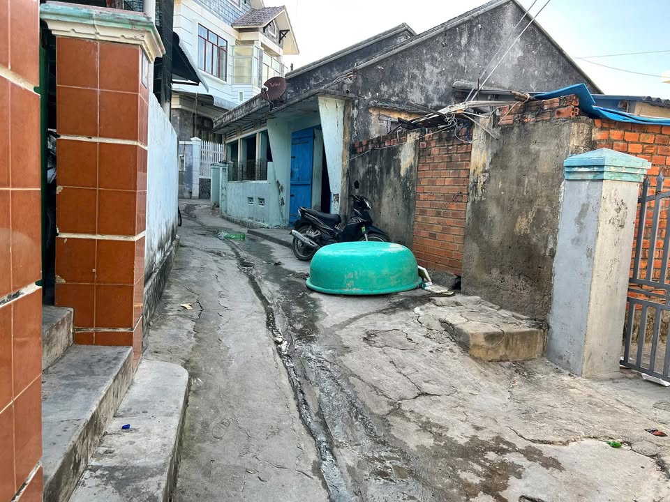 Nhà mặt tiền Lê Quý Đôn Ninh Hòa 100m² giá chỉ 2 tỷ - Cách biển 30m!