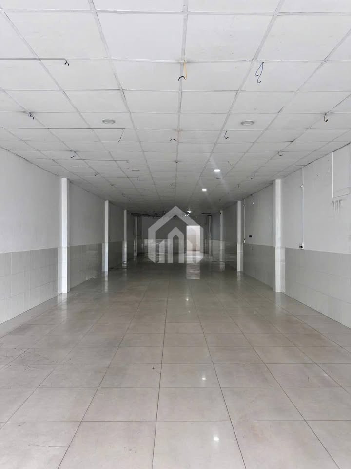 Nhà mặt tiền xã Hóc Môn 270m² giá 20 triệu/tháng - Kinh doanh sầm uất!