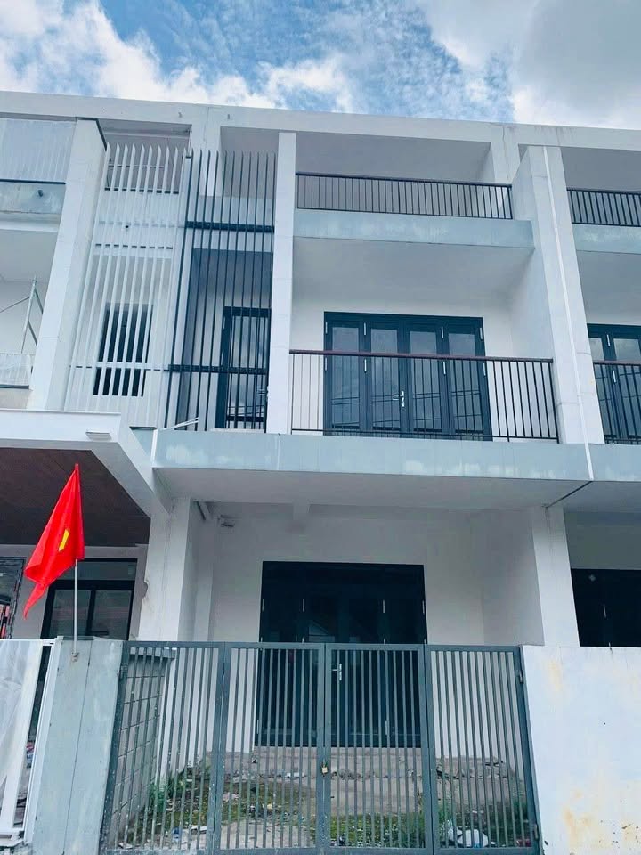 Nhà Thô 3 Tầng Mặt Tiền Đường Trần Thái Tông Huế 100m² giá 5.x tỷ - Vị trí trung tâm, tiện ích đầy đủ!