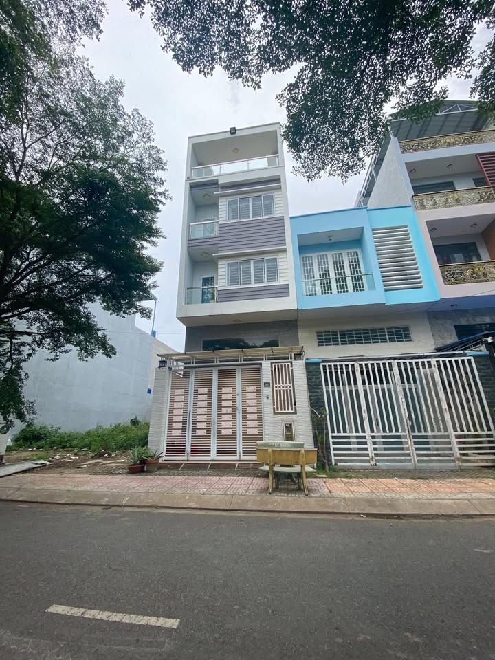 Nhà KDC 135 Bến Lức 100m² giá 7 tỷ - Sổ hồng chính chủ, xây kiên cố!