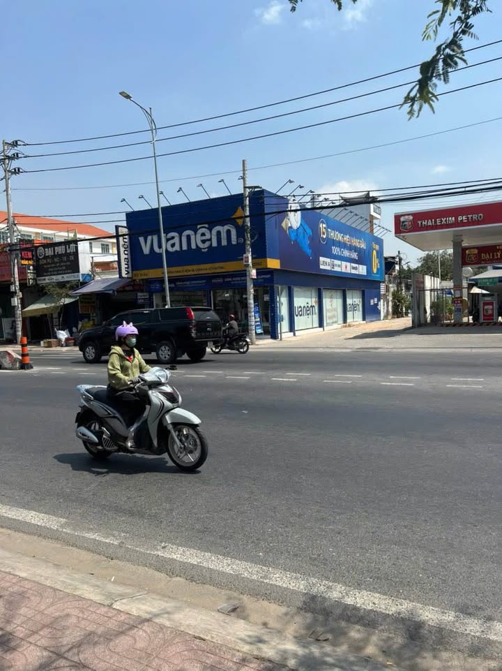 Bán nhà mặt tiền đường Tô Ký Hóc Môn 240m² giá 25 tỷ - Đầu tư sinh lời ngay!