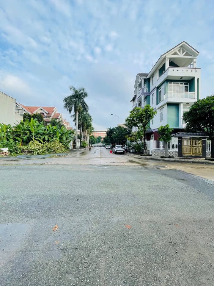 Đất thổ cư Dĩ An 100m² giá 7 tỷ - Sát trường quốc tế Việt Anh!