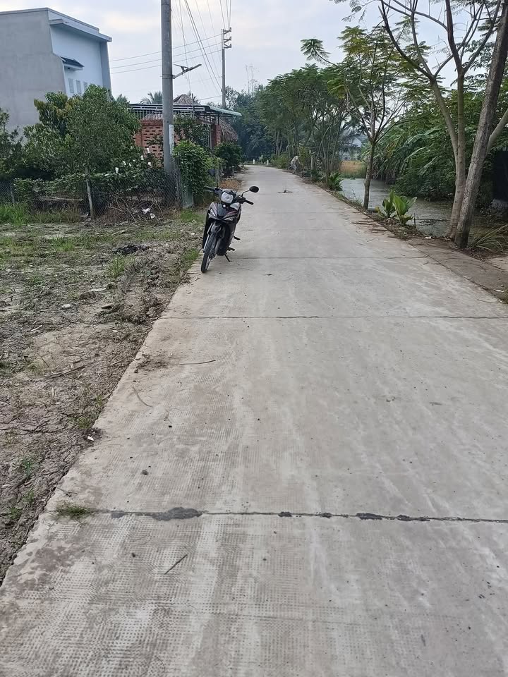 Đất nền 1000m² mặt tiền bờ kênh Long Hiệp giá 5.5 tỷ - Đầu tư sinh lợi ngay!