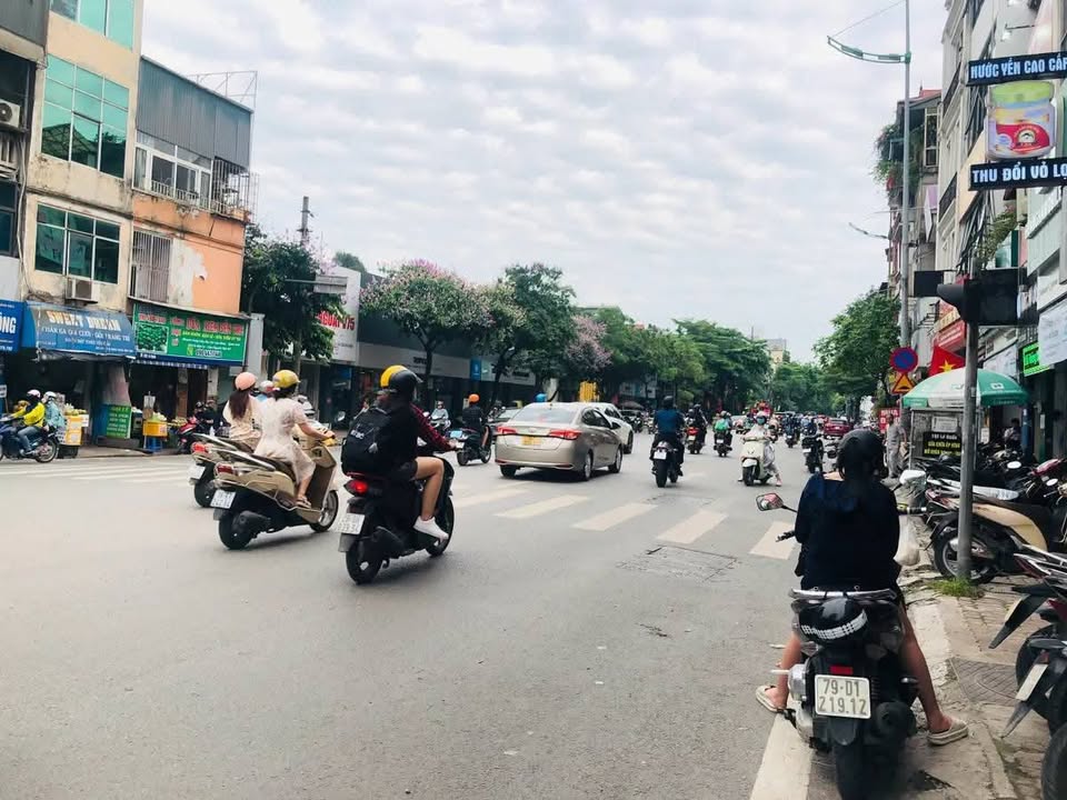 Bán đất tặng nhà mặt phố Lê Duẩn, Hai Bà Trưng 220m² giá 80 tỷ - Kinh doanh sầm uất!