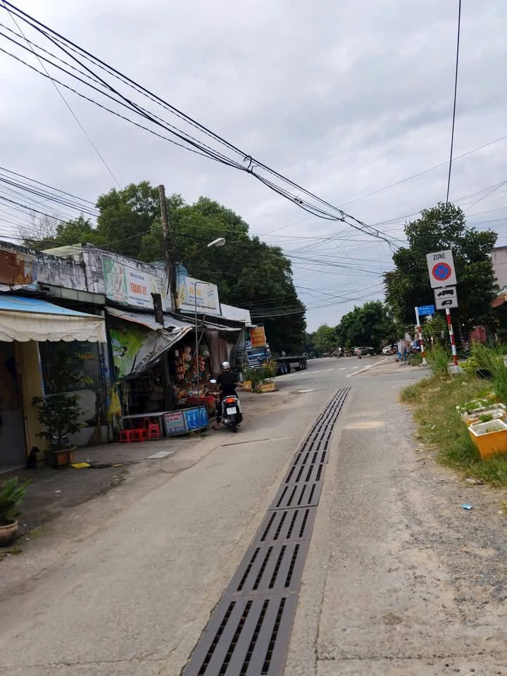 Nhà 2 lầu Tân Uyên 240m² giá 5 tỷ - Gần chợ Phú Chánh, tiện lợi di chuyển!