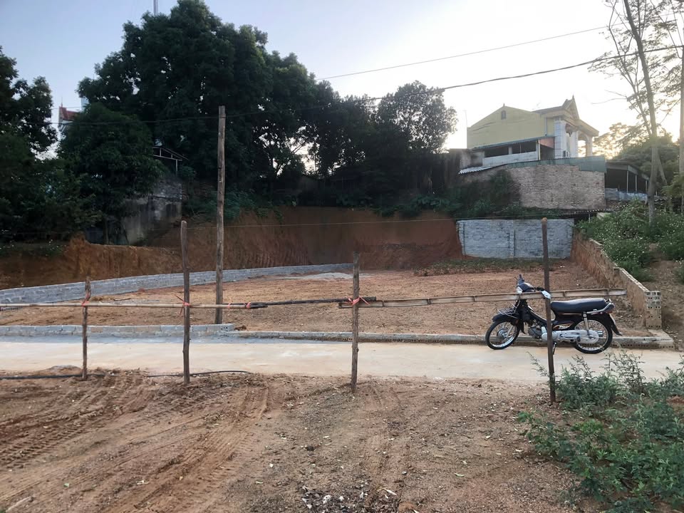 Đất nền Hy Cương Việt Trì 450m² giá 900 triệu - Thế đất đẹp, khu dân cư phát triển!