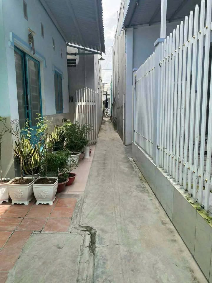 Nhà riêng Tôn Đức Thắng Long Xuyên 101m² giá 2 tỷ - Sân đậu xe thoải mái!