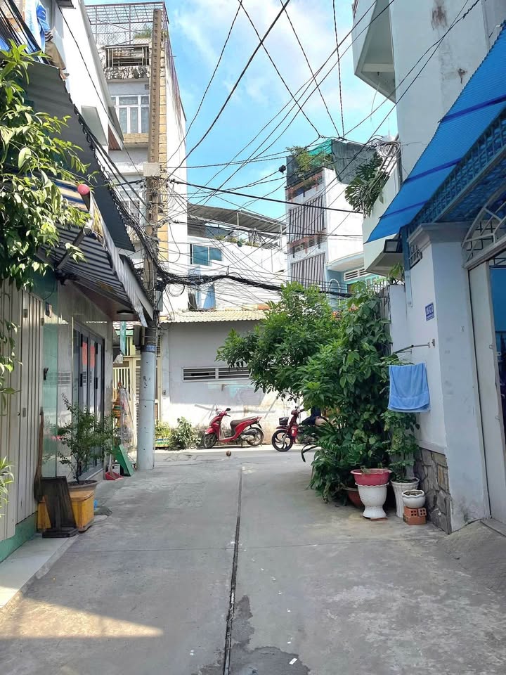 Nhà phố 20m² hẻm 106 Lạc Long Quân, Quận 11 chỉ 2.98 tỷ - Sẵn sàng ở ngay!