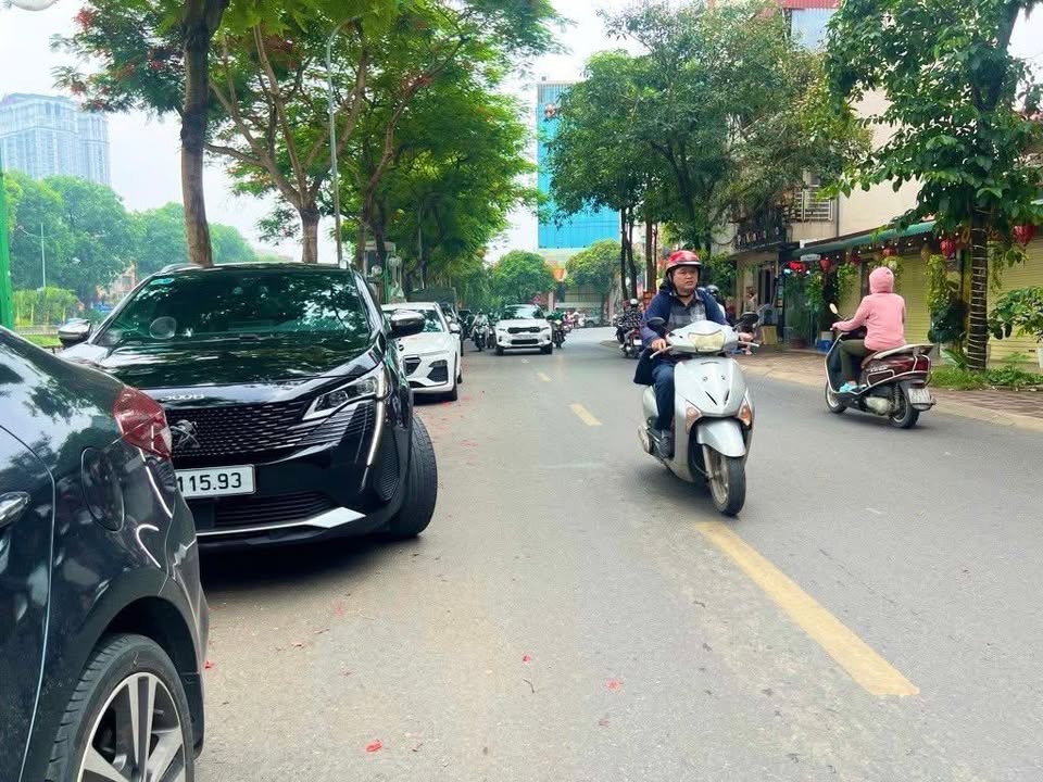 Mặt phố kinh doanh Nguyễn Khang 42m² giá 16 tỷ - Đầu tư sinh lời ngay!