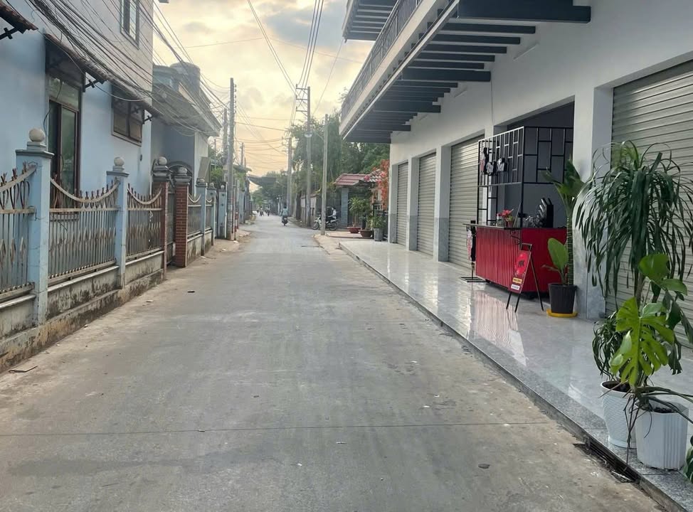 Nhà riêng Tân Phú 308m² giá 1.06 tỷ - Sổ riêng, thương lượng ngay!