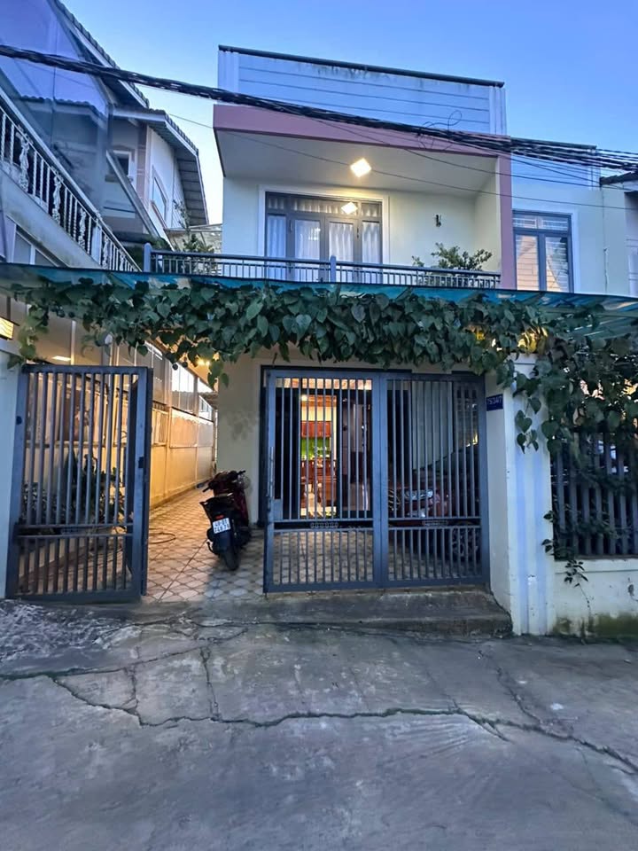 Nhà Đà Lạt 125m² giá 7.8 tỷ - Sân đậu xe hơi thuận tiện!