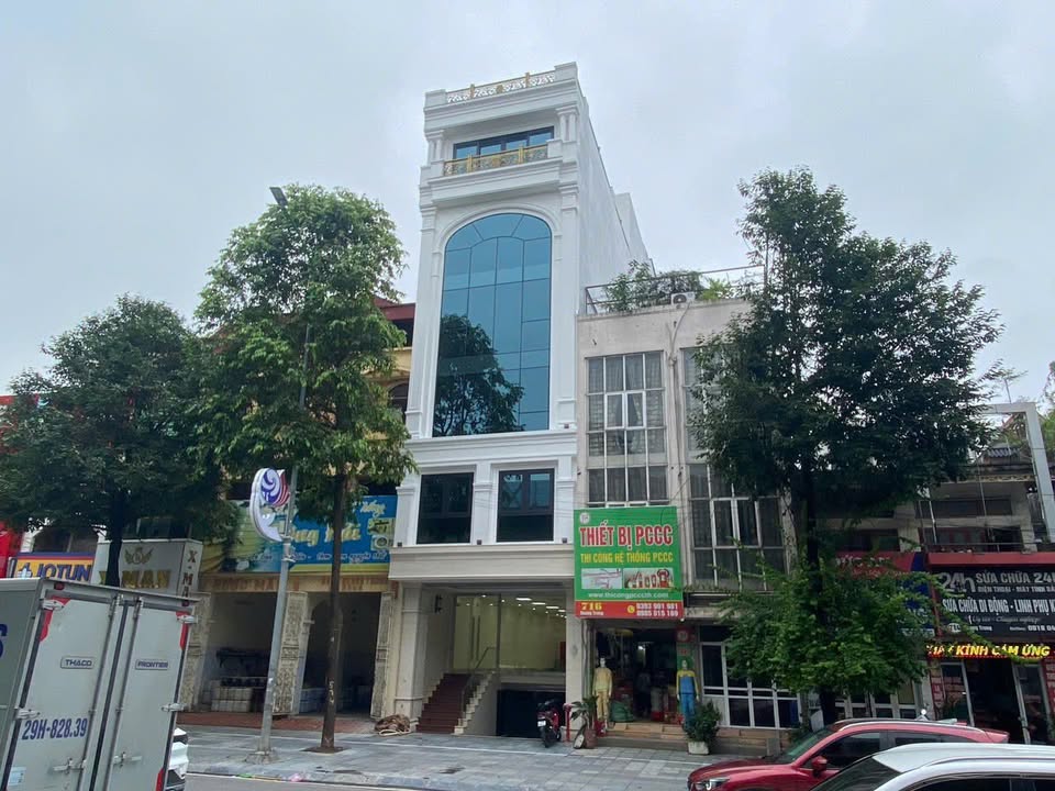 Cho thuê tòa nhà mặt tiền Khuất Duy Tiến 108m² - Thiết kế hiện đại, vị trí đắc địa!